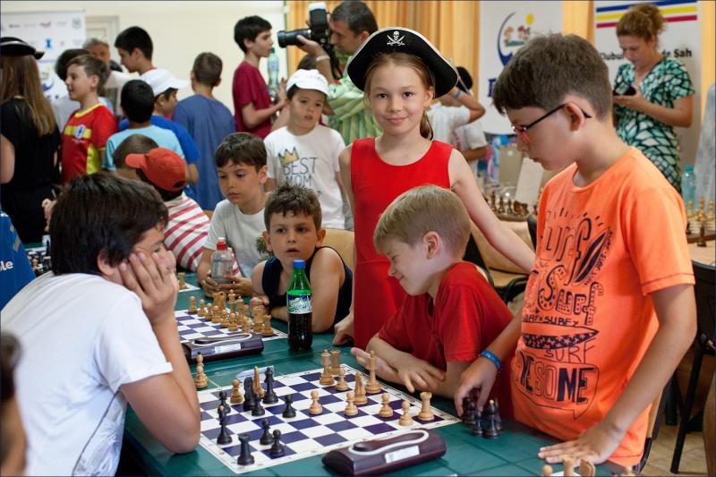 Юного шахматиста из Химок мастера ФИДЕ Володара Мурзина в Румынии встретили "пираты"