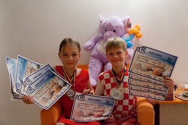 Володар и Агата Мурзины блеснули на шахматных турнирах в Румынии