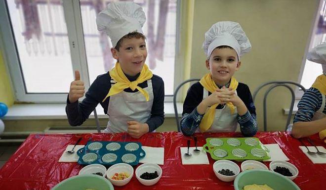Пекут кексы и спасают Деда Мороза: школьники на юге Москвы приняли участие в кулинарном мастер-классе