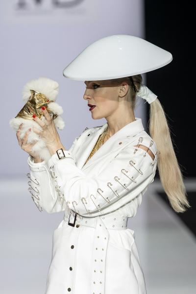Появление крошечного шпица на показе в рамках Недели моды в Москве произвело фурор