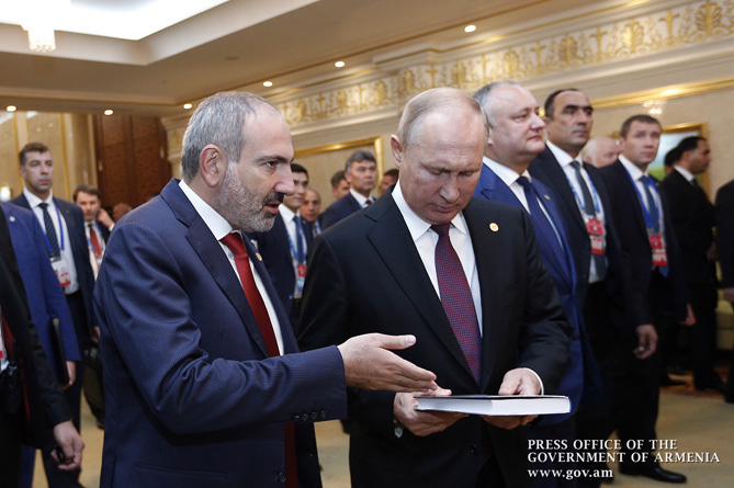 Пашинян подарил Путину книгу "Мир Карабаху". ВИДЕО