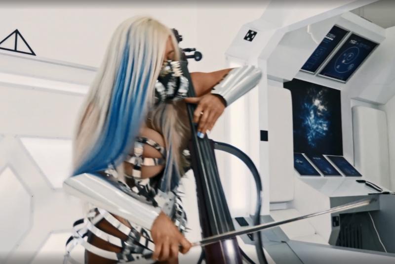 Электровиолончелистка SOFI в новом клипе обратилась к проблеме экологии