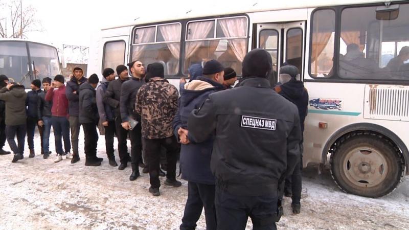 Интерпол, УВМ и бойцы спецназа «Гром»  проверили овощебазу №4 Екатеринбурга на соблюдение миграционного законодательства.