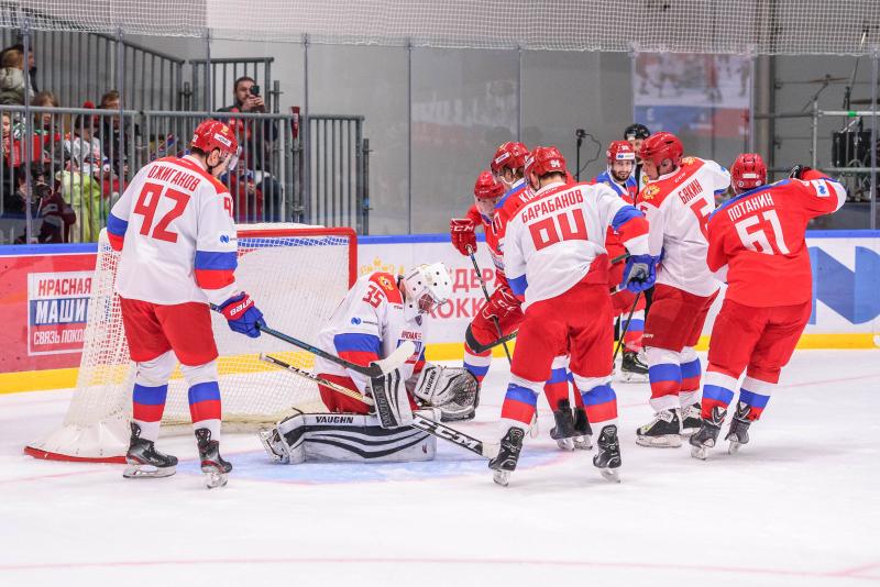 В хоккейном матче «Связь поколений» победила команда «Красных»