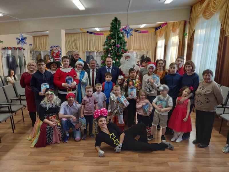 Сергей Великий вручил подарки детям Нижневартовского Центра детского и юношеского технического творчества