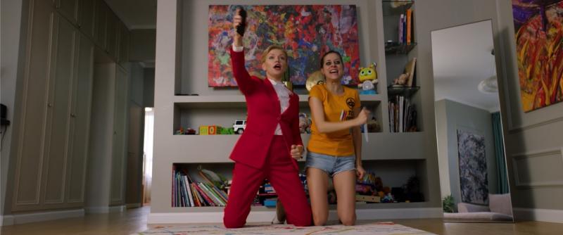 Анна Котова-Дерябина и Ольга Веникова в дебютном фильме Никиты Тарасова «Спасибо, коучер!»