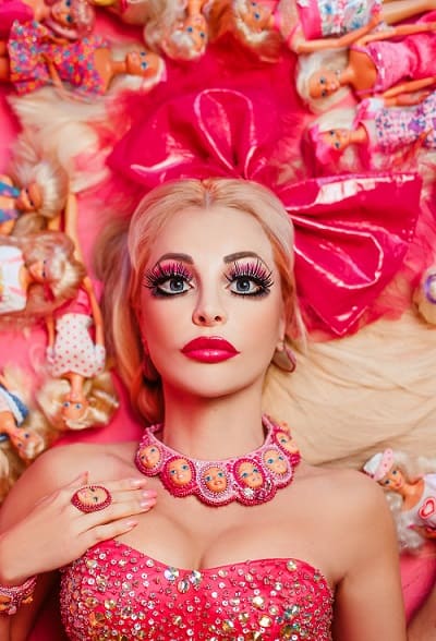 Дизайнер одежды Таня Тузова использовала раритетные куклы Барби в линии украшений