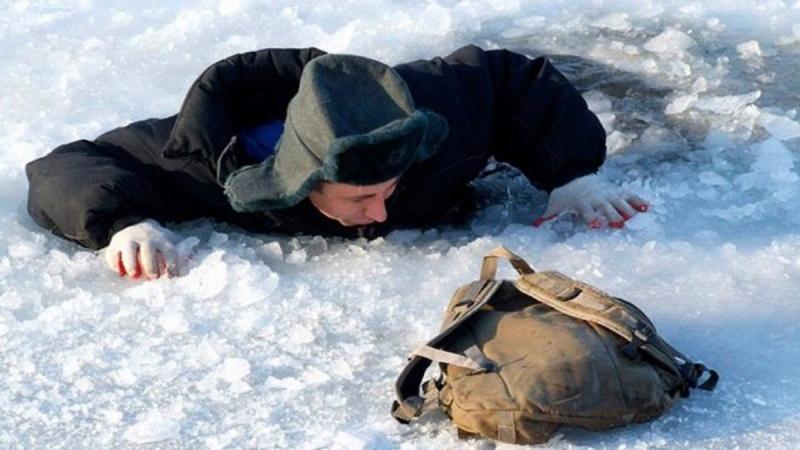 Любителям зимней рыбалки напомнили о правилах безопасности на льду