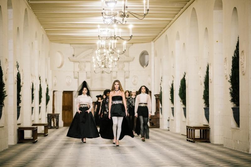 Французский модный дом Chanel представил коллекцию Métiers d'Art 2020/21