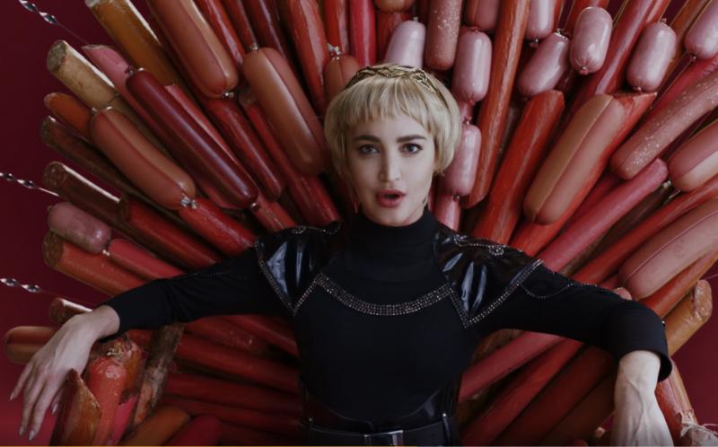 «Чумовой Новый год!»: Шнуров написал песню для Бузовой