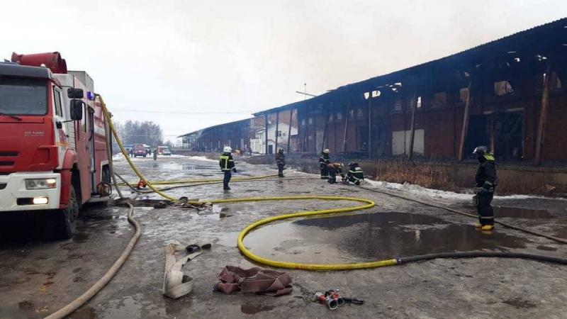 Пожар потушили на территории мебельной фабрики в Подмосковье
