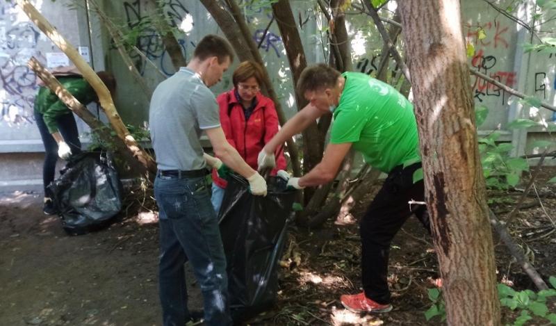Активисты собрали 55 мешков мусора в Основинском парке Екатеринбурга