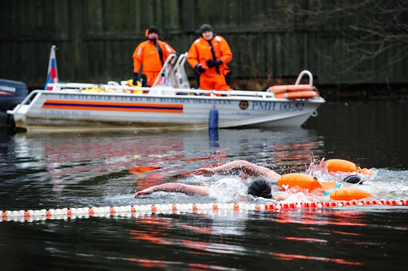 Спасатели МГПСС обеспечили безопасность заплыва моржей в Серебряном Бору
