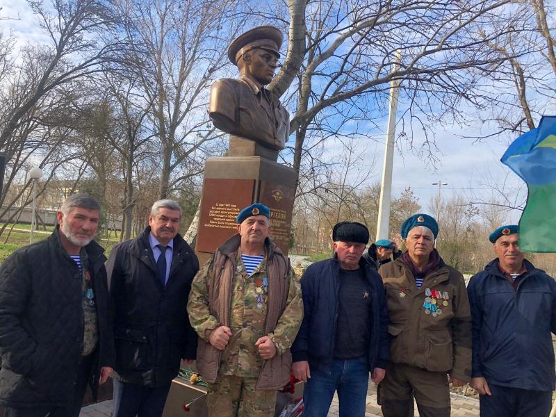 В открытии памятника Василию Маргелову в Кизляре приняли участие воины-интернационалисты Дагестана