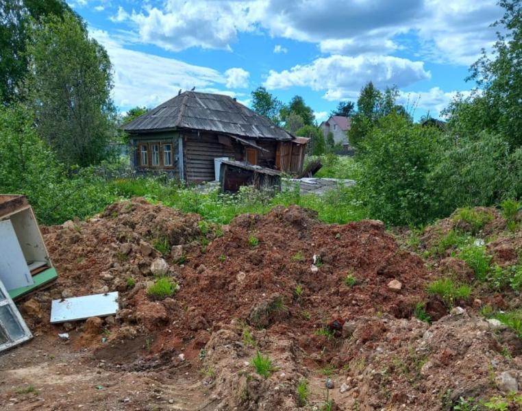 Администрация Омутнинска вместо переноса мусорных контейнеров с берега реки сделала бесполезную насыпь из грунта