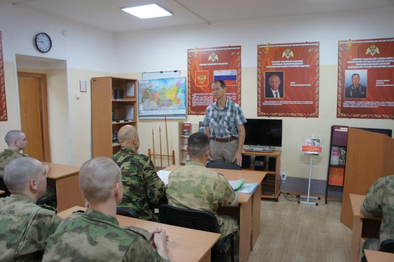 В Кирове ветераны Росгвардии рассказали военнослужащим о небесном покровителе ведомства