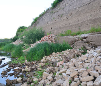 Активисты Народного фронта выявили факт складирования строительного мусора на берегу реки Вятки