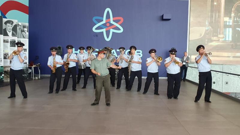 Музыканты оркестра Росгвардии выступили перед пассажирами челябинского аэропорта