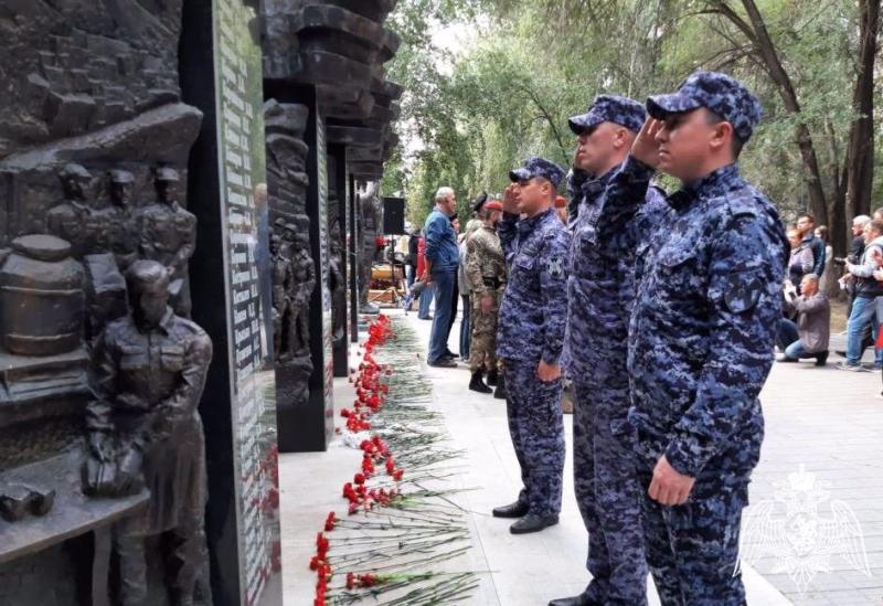 Офицеры и ветераны Росгвардии в Тюмени почтили память жертв терроризма