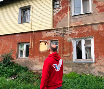 Как в общественном туалете: жильцы аварийного дома в Садаковском вынуждены ходить по дому в респираторах
