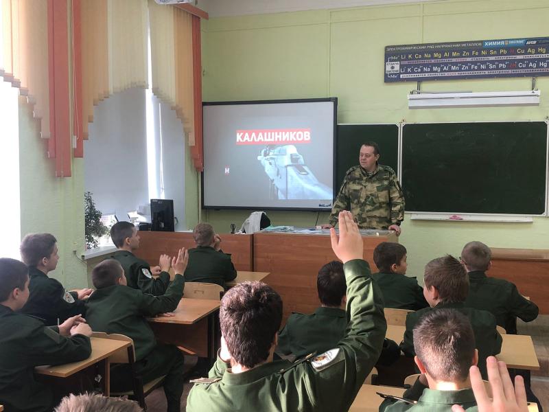 В Рязани сотрудники Росгвардии рассказали воспитанникам подшефного класса о Михаиле Калашникове