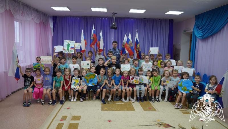 В Саратове воспитанники детских садов передали письма и рисунки участникам спецоперации на Украине