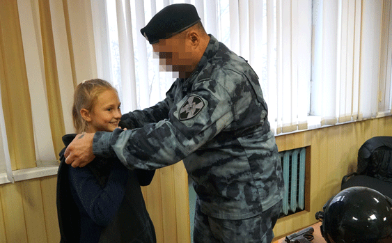 В Ульяновске сотрудники ОМОН провели урок мужества для воспитанников творческой мастерской