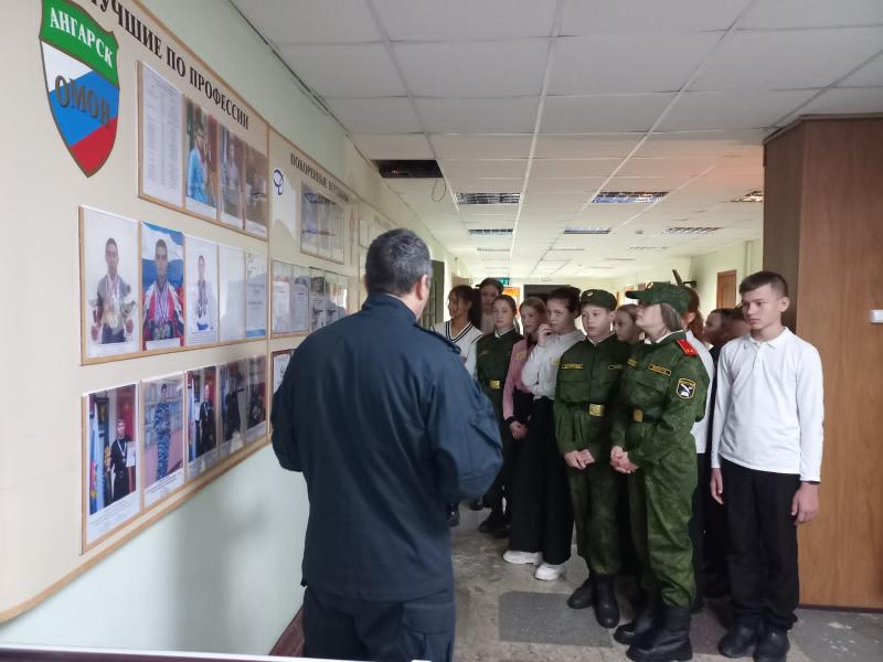 Сотрудники ОМОН «Баргузин» провели экскурсию по территории подразделения для школьников Приангарья