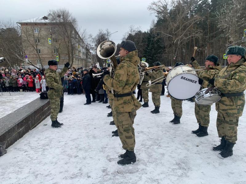 В Пензенской области военнослужащие Росгвардии возложили цветы к обелиску Победы