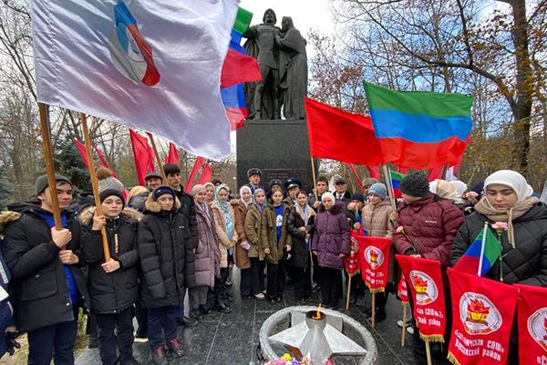 Сотрудники и ветераны УИС Дагестана почтили память Героев Отечества