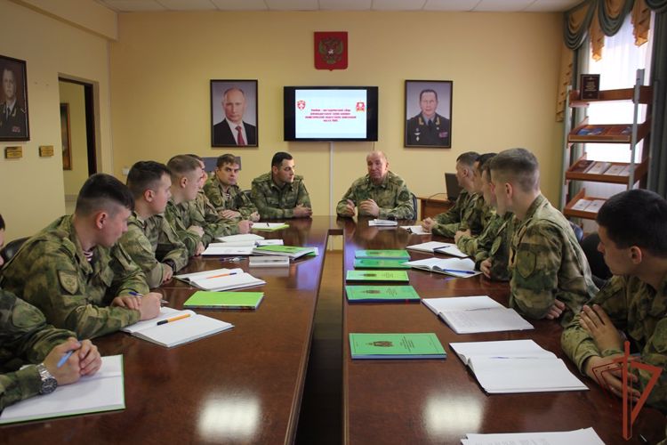 В Уральском округе Росгвардии завершился сбор руководителей групп по военно-политической подготовке