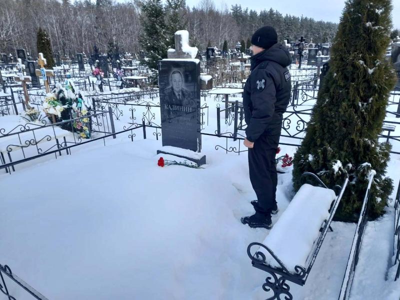 Сотрудники спецназа Росгвардии возложили цветы на могилу первого командира ОМОН