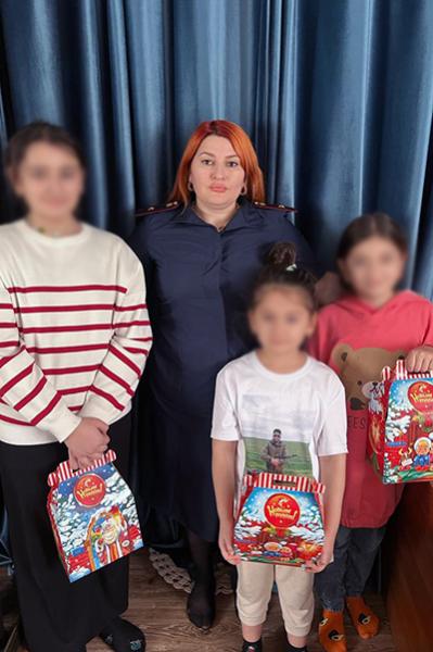 Сотрудники учреждений УИС Дагестана поздравили детей военнослужащих, погибших в зоне СВО, с Новым годом