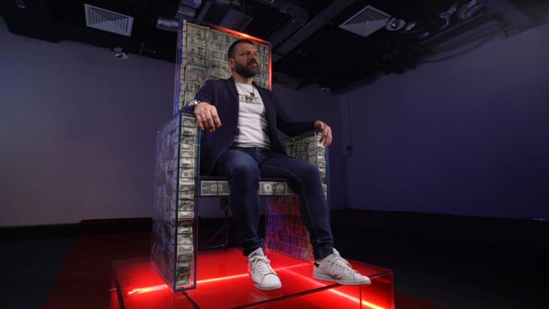 В Москве атакован самый дорогой арт-объект России - «Денежный трон Х10» с $1 млн внутри