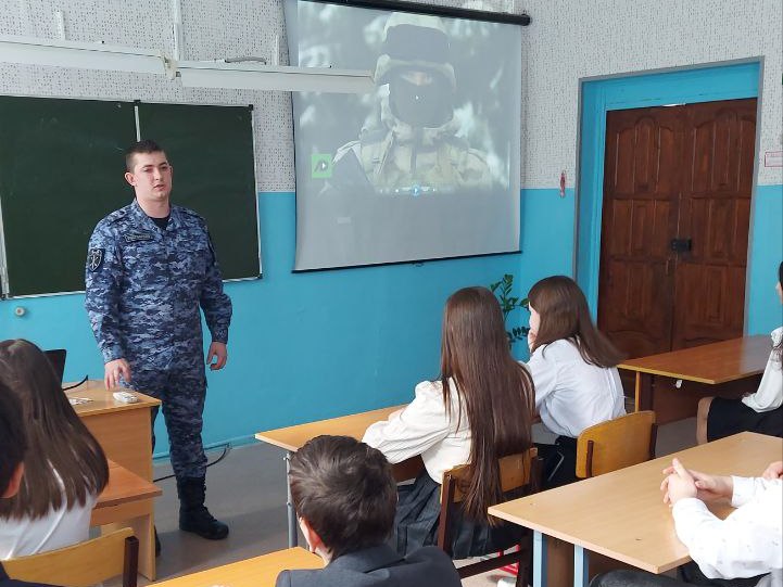 Военнослужащие Росгвардии провели патриотические уроки для казанских школьников