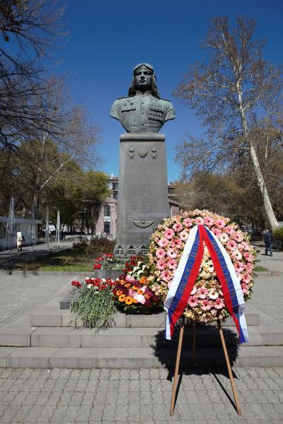 В Ереване отметили 110-летие легендарного летчика, уроженца города Шуши, дважды Героя Советского Союза Нельсона Степаняна. Фоторепортаж