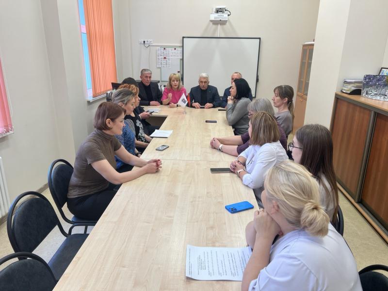 Партийцы обсудили ситуацию вокруг российской спецоперации на Украине с трудовым коллективом МАДОУ №9 «Светлячок»