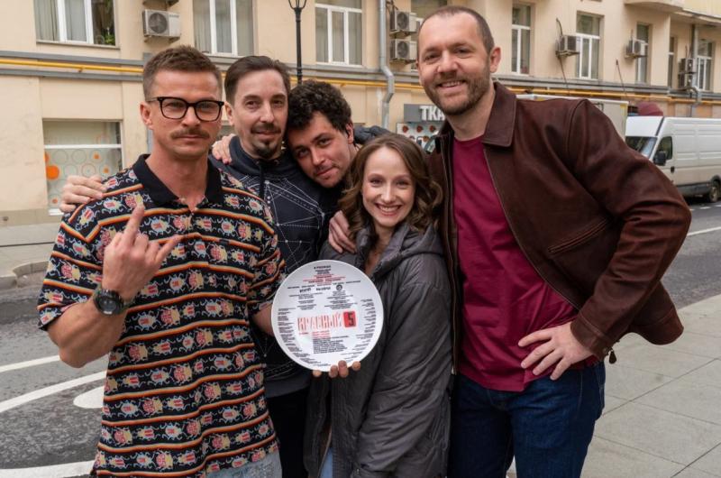Денис Шведов будет спасать мир от суперзлодеев в новом комедийном экшен-сериале ТВ-3 и PREMIER «Красный 5»