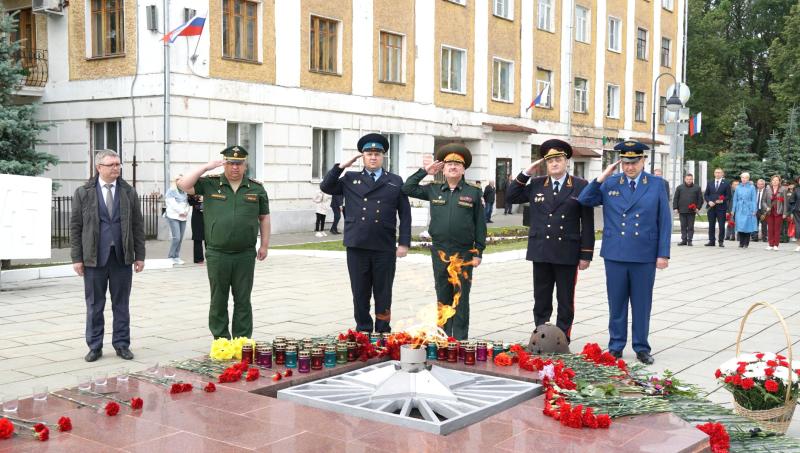 В Кирове военнослужащие и сотрудники Росгвардии возложили цветы к Вечному огню