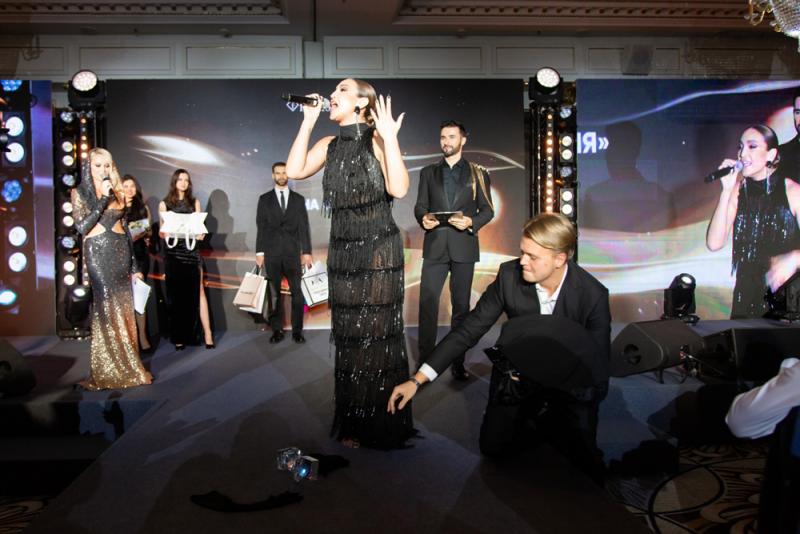 Fashion New Year Awards 2023: Бузову вынесли со сцены, а Водонаева прижалась к Трегубову