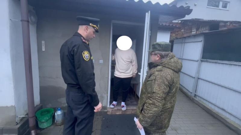 Военные следователи провели в частном секторе Симферополя рейд по выявлению бывших мигрантов, нарушающих законодательство о воинском учете