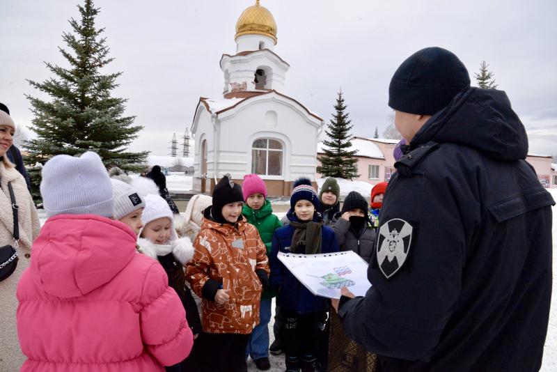 В Екатеринбурге бойцы ОМОН Росгвардии организовали для школьников познавательную экскурсию в рамках ведомственной акции «Неделя мужества»