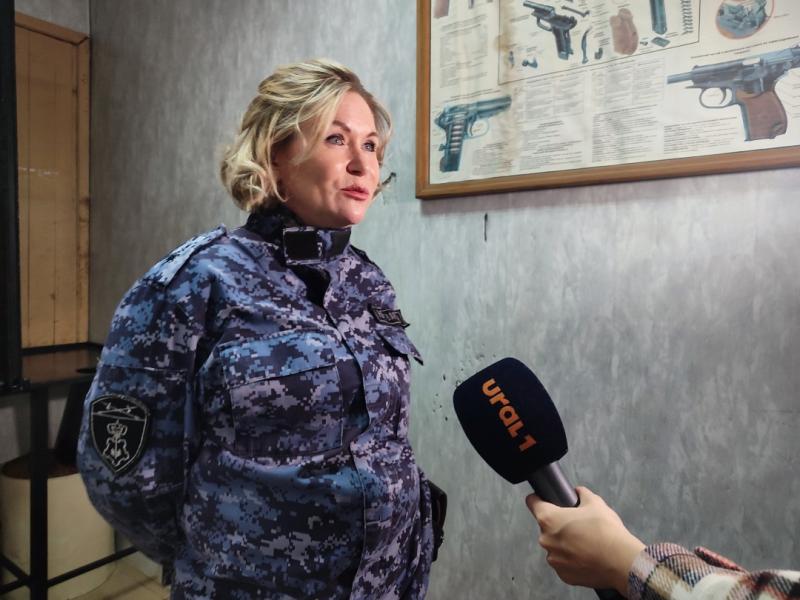 В преддверии 8 марта журналистам челябинского телеканала «Урал 1» рассказали, как в Росгвардии несут службу девушки