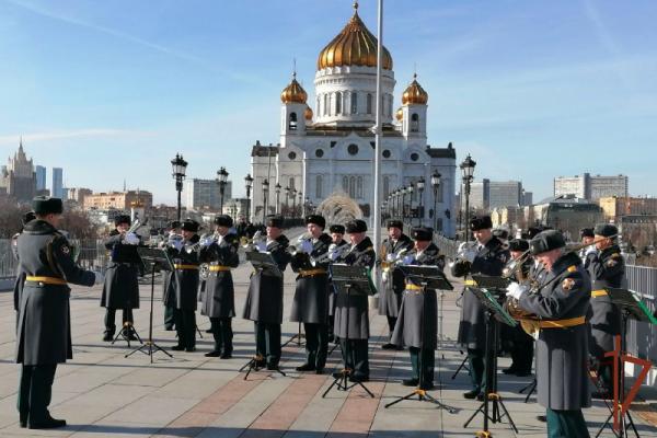 Военный оркестр Росгвардии поздравил женщин с наступающим праздником 8 марта