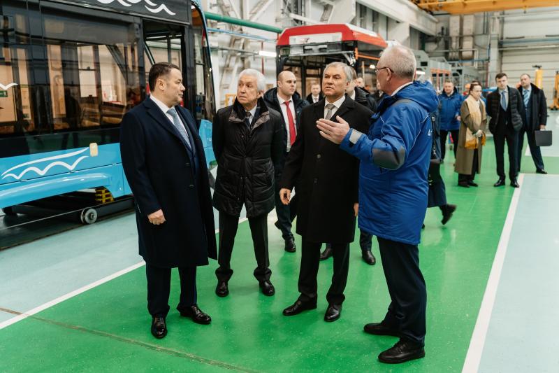 Оценили на «отлично»: Вячеслав Володин и Игорь Руденя посетили тверской завод «ПК Транспортные системы»