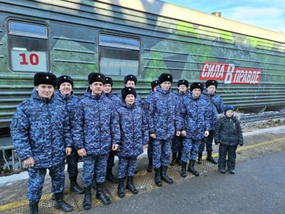 Сотрудники Росгвардии посетили уникальный поезд «Сила в правде», прибывший в Ульяновск