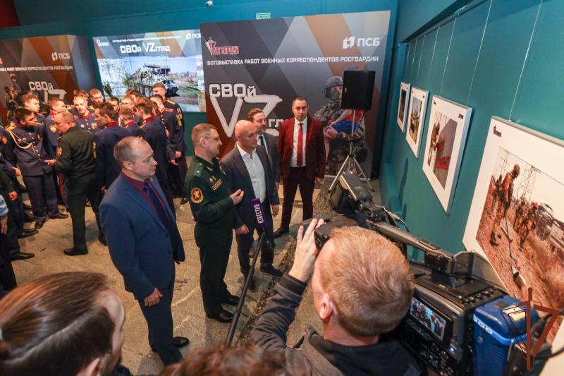 Выставка военных фотокорреспондентов и художника Росгвардии «СВОй VZгляд» открылась в Москве