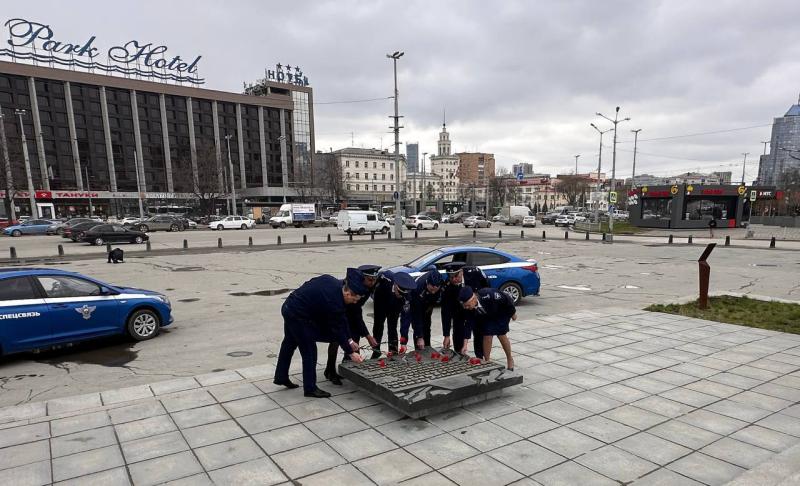 В Екатеринбурге встретили Знамя Победы, которое едет через всю страну