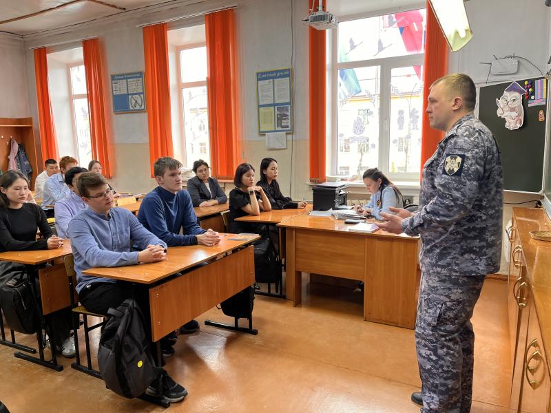 Офицер Росгвардии принял участие в акции «Линейка памяти» в кызылской школе
