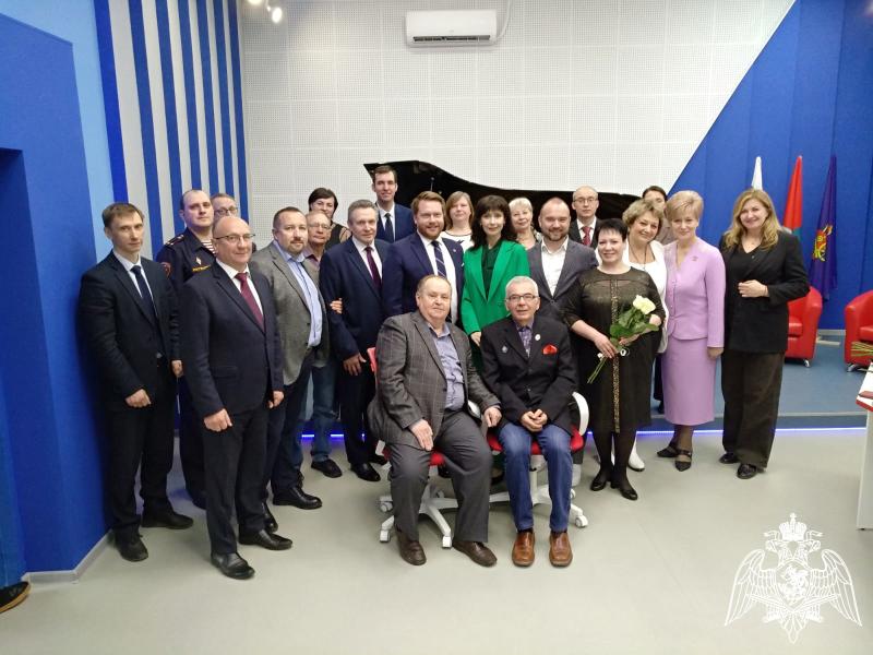 Сотрудники Росгвардии поздравили радиожурналистов с профессиональным праздником в Иванове